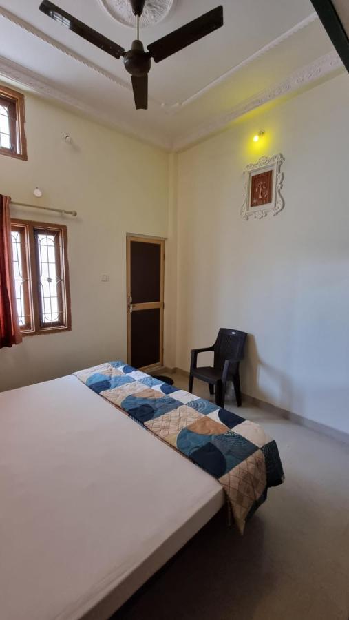 Aditya Premium Homestay- Furnished Air Conditioned- 2Bhk จาบัลปูร์ ภายนอก รูปภาพ